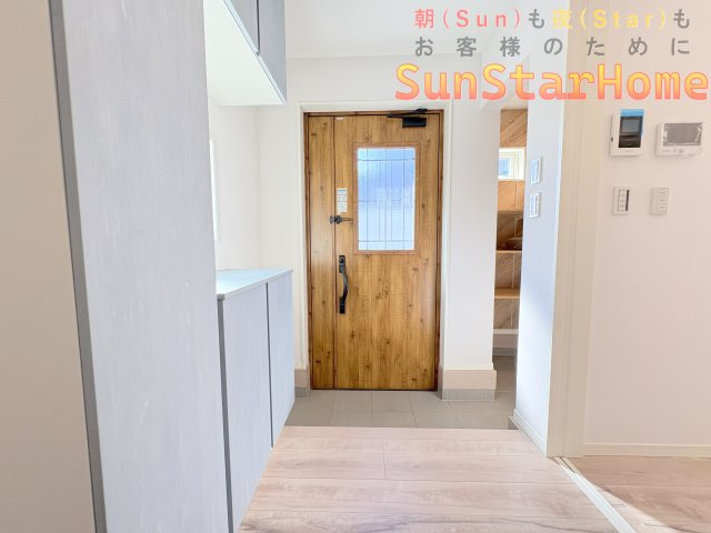 【サンスターホーム】武蔵村山市中央　築浅　東南角地　高機能注文住宅の玄関