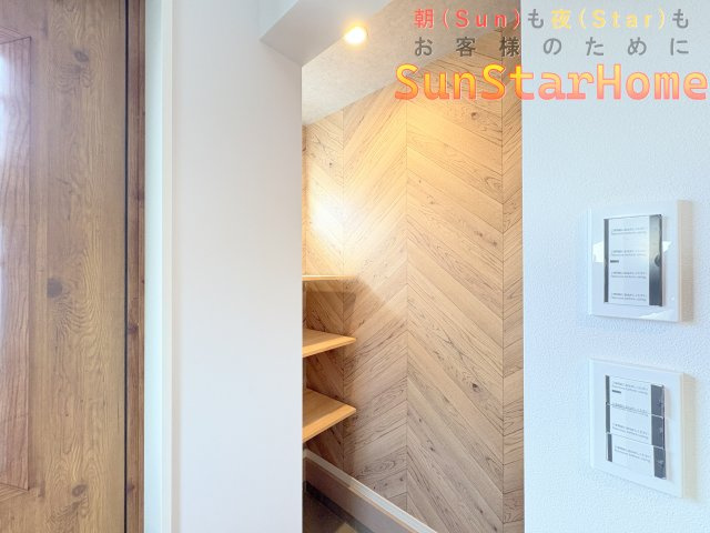 【サンスターホーム】武蔵村山市中央　築浅　東南角地　高機能注文住宅の玄関