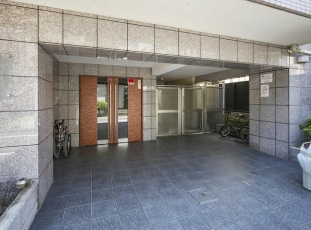 エルニシア亀戸のエントランス