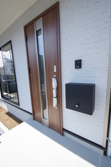 【外観：施工例】 | 玄関扉はカードキー設置