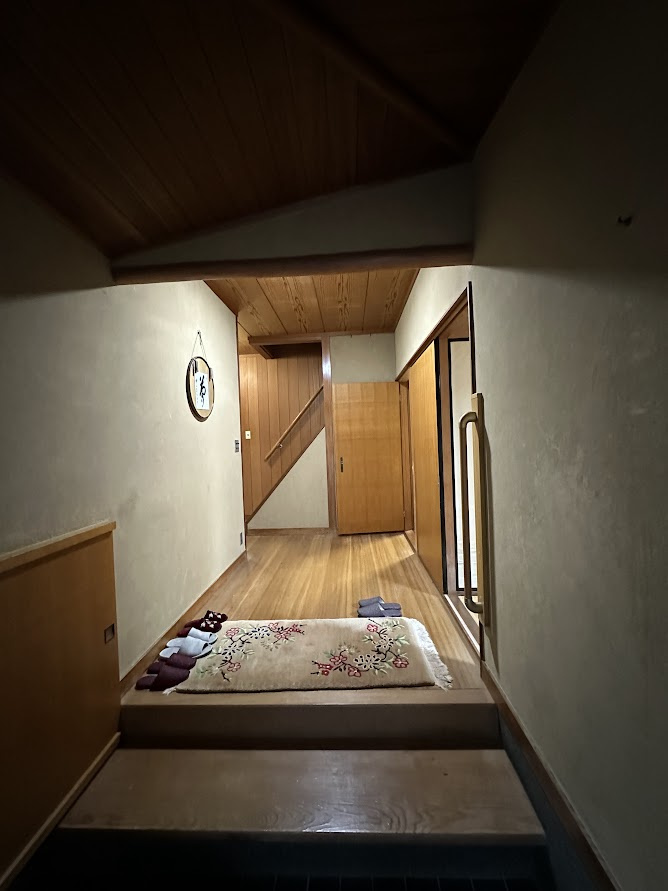 中古住宅　粟野西8丁目の玄関