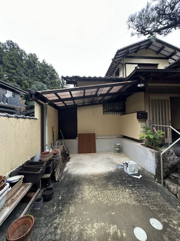 中古住宅　粟野西8丁目の駐車場