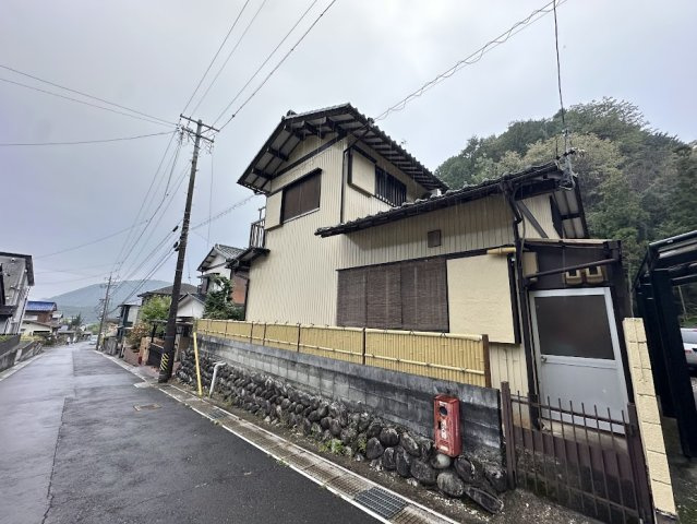 中古住宅　粟野西8丁目の前面道路含む現地写真