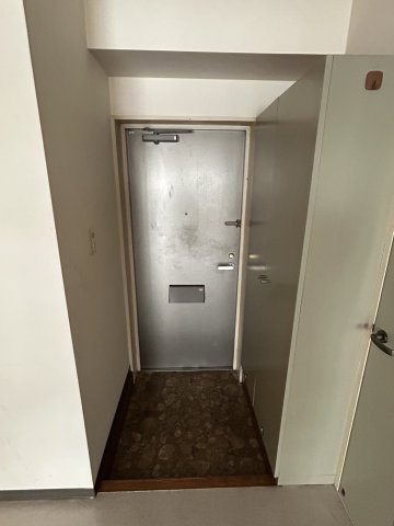 三鷹市下連雀４丁目の賃貸マンションの玄関