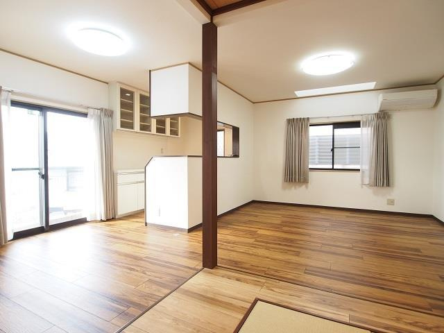 松園町戸建の居間・リビング|リビングです