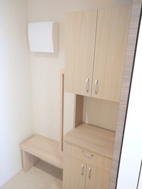 （シニア限定）ヘーベルVillage西船橋の玄関|靴の脱ぎ履きに便利なベンチ付きの玄関