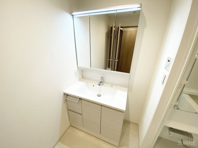 元町イグレットの洗面所|三面鏡タイプの独立洗面台！