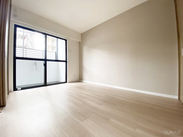 元町イグレットの洋室|落ち着いたアクセントクロス☆