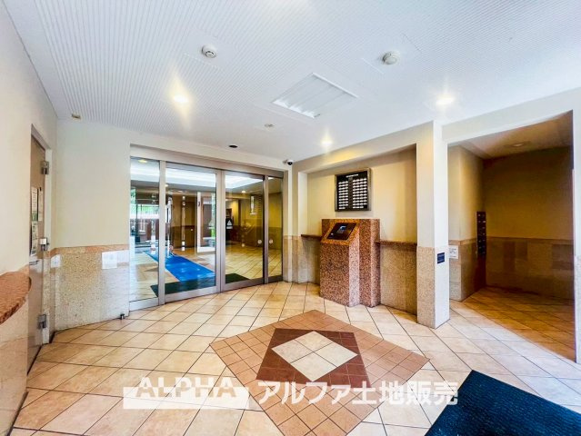 レクセルマンション福生第二のエントランス|【Entrance】
◆エントランス◆管理の行き届いた綺麗なエントランスは、扉を開けると温もりと幸せと楽しさいっぱいの我が家に帰ってきたんだなと落ち着く瞬間。