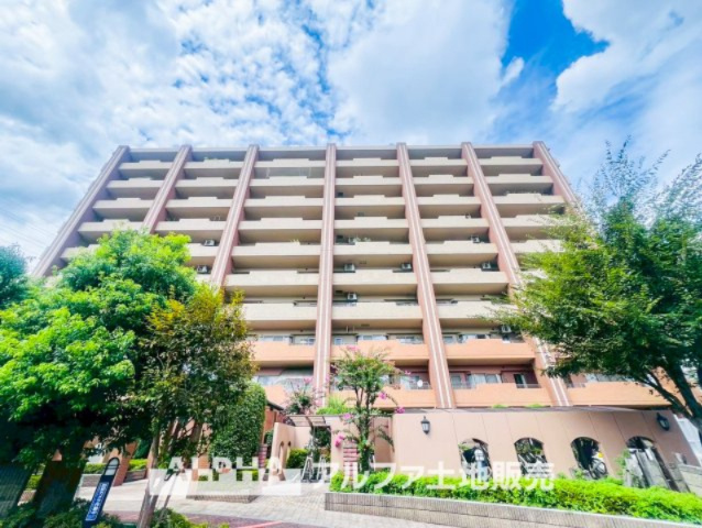 レクセルマンション福生第二の外観|【outward appearance】
◆外観◆空隙と緑が織りなす柔らな陽射しと薫風を頬で感じさせ、さりげなく気が利いていて穏やかな雰囲気を醸し出すエリア。