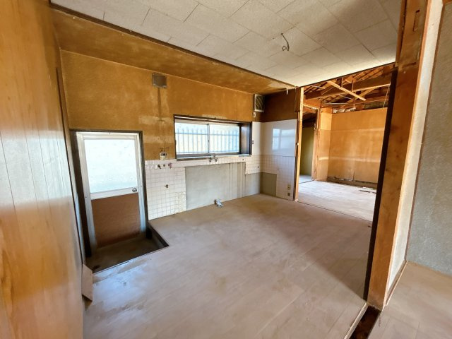 野洲市小篠原　中古戸建|【リフォーム中】　天井・壁クロス張替、床フローリング重張、照明器具交換、火災警報器設置。もともとDKとして使用されていた空間を6帖の洋室へとリノベーションし、より使いやすい間取りに変更します。