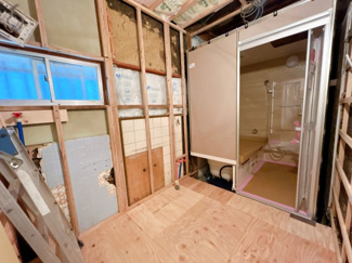  | 野洲市小篠原　中古戸建 | 【リフォーム中】洗面脱衣所を拡張し、ゆとりのある使いやすいスペースにリノベーションします。三面鏡付き洗面化粧台に新品交換します。床クッションフロア張替、壁・天井クロス張替、照明器具交換。
