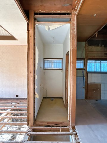 野洲市小篠原　中古戸建|【リフォーム中】　温水洗浄便座トイレ新品交換、壁・天井クロス張替、床クッションフロア張替、照明器具交換。
