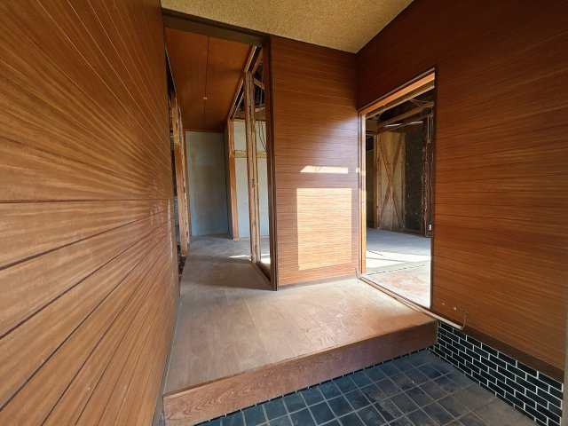 野洲市小篠原　中古戸建|【リフォーム中】　天井・壁クロス張替、床フローリング重張、照明器具交換。 南側の窓は玄関に清潔感と明るさを足してくれます。