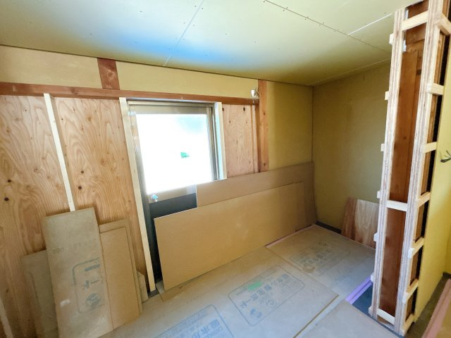 野洲市小篠原　中古戸建|【リフォーム中】こちらの広縁は新しいキッチンの裏側にあたるため、窓を小さくしてパントリースペースとして活用できるようにリノベーションします。