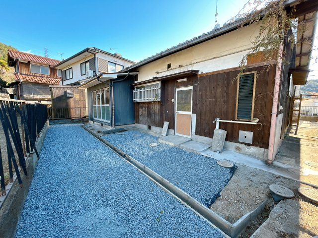 野洲市小篠原　中古戸建|【リフォーム中】裏にもお庭スペースがあります。