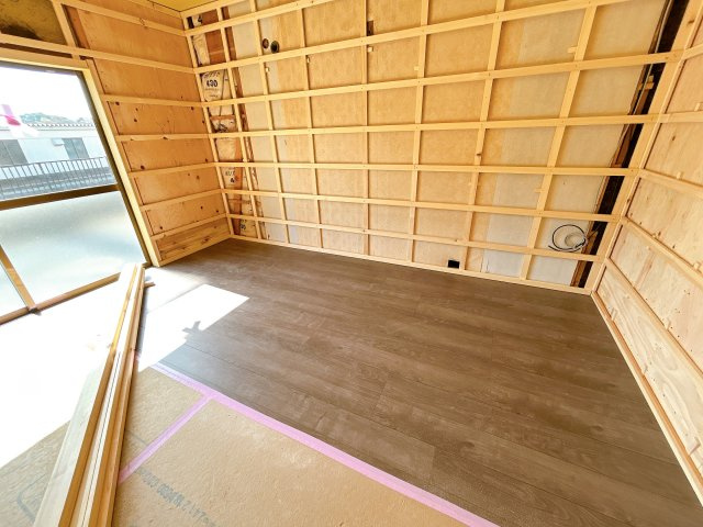 野洲市小篠原　中古戸建|リフォーム中】南側８帖洋室（別角度）　南向きに窓があり、暖かな日が差し込みます。床はフローリング重ね張りを行っております。