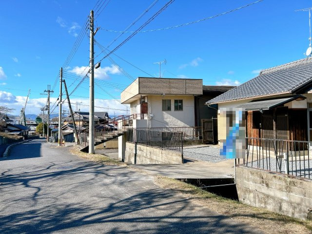 野洲市小篠原　中古戸建|【リフォーム中】現地外観写真（別角度）前面道路の車通りが多くないので、静かですし、駐車もしやすいです。