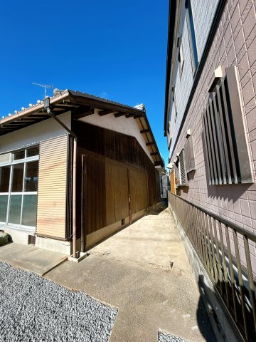野洲市小篠原　中古戸建|【リフォーム中】現地外観写真　自転車やバイクを置くのに便利そうですね。