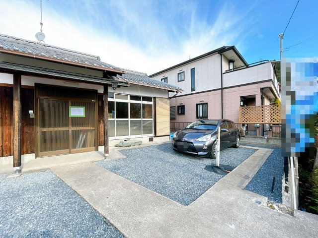 野洲市小篠原　中古戸建の外観|【リフォーム中】２台駐車可能です。