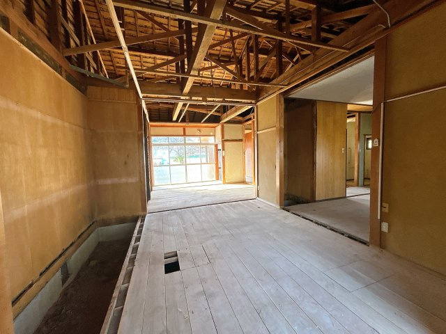 野洲市小篠原　中古戸建|【リフォーム中】　天井・壁クロス張替、床フローリング重張、照明器具交換、火災警報器設置。 和室2つを繋げて、18.5帖の広々としたLDKにリノベーションします。