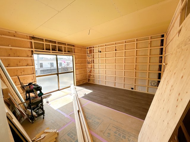 野洲市小篠原　中古戸建|【リフォーム中】　天井・壁クロス張替、床フローリング重張、照明器具交換、火災警報器設置。 南側8帖洋室。
