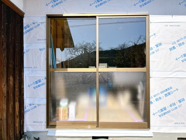 野洲市小篠原　中古戸建|【リフォーム中】前面の窓は新品交換しました。