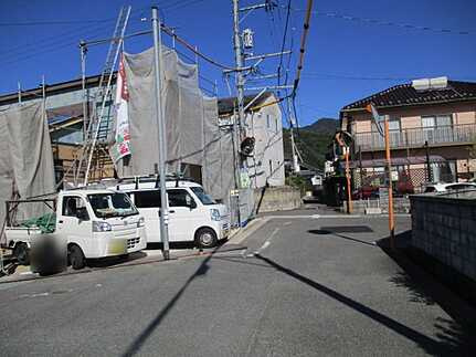 広島市佐伯区五日市町大字上河内字馬場　新築一戸建ての前面道路含む現地写真