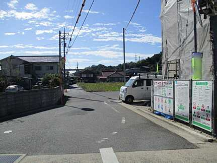 広島市佐伯区五日市町大字上河内字馬場　新築一戸建ての前面道路含む現地写真