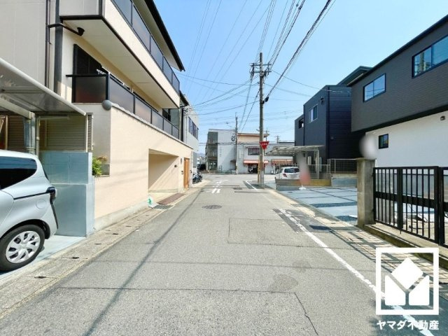 伏見区桃山南大島町　1号棟の前面道路含む現地写真