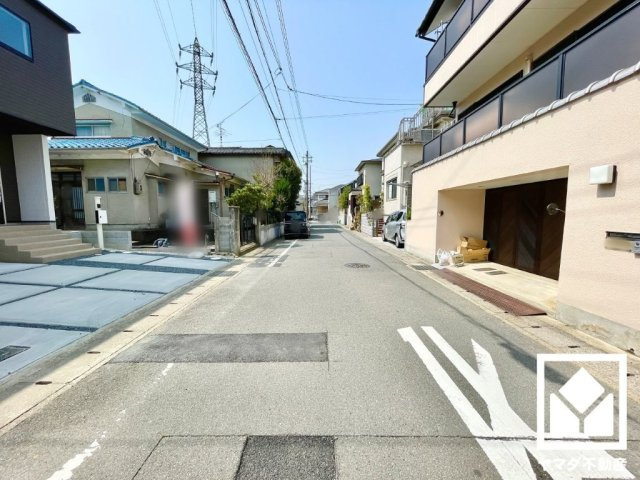 伏見区桃山南大島町　1号棟の前面道路含む現地写真