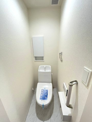 【内装】 | 福岡市博多区南八幡町1丁目　1号棟（全3棟）【仲介手数料無料・0円】 | 施工例。1階のトイレです。施工例は完成時と異なる場合があります。