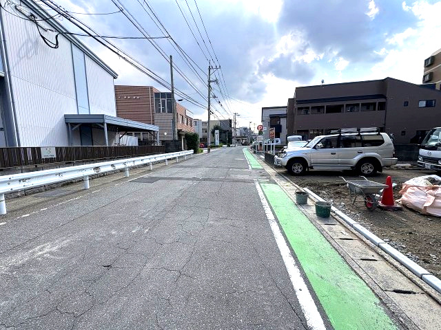 【その他】 | 福岡市博多区南八幡町1丁目　1号棟（全3棟）【仲介手数料無料・0円】 | 現地写真。前面道路です。