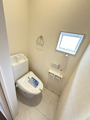 【内装】 | 福岡市博多区南八幡町1丁目　1号棟（全3棟）【仲介手数料無料・0円】 | 施工例。2階にもトイレです。施工例は完成時と異なる場合があります。