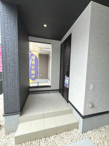 【玄関】 | 福岡市博多区南八幡町1丁目　1号棟（全3棟）【仲介手数料無料・0円】 | 施工例。施工例は完成時と異なる場合があります。
