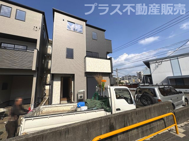 【外観】 | 福岡市博多区南八幡町1丁目　1号棟（全3棟）【仲介手数料無料・0円】 | 現地写真。プラス不動産販売なら、現場の全ての棟をまとめてご見学頂けます。