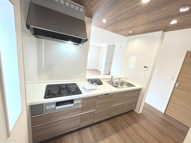 【キッチン】 | 福岡市博多区南八幡町1丁目　1号棟（全3棟）【仲介手数料無料・0円】 | 施工例。施工例は完成時と異なる場合があります。