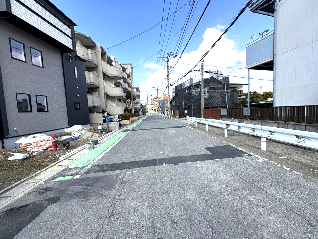 【その他】 | 福岡市博多区南八幡町1丁目　2号棟（全3棟）【仲介手数料無料・0円】 | 現地写真。前面道路です。