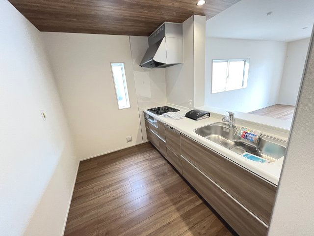 【キッチン】 | 福岡市博多区南八幡町1丁目　2号棟（全3棟）【仲介手数料無料・0円】 | 施工例。施工例は完成時と異なる場合があります。
