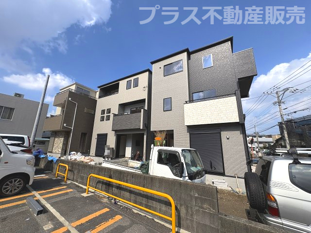 【外観】 | 福岡市博多区南八幡町1丁目　2号棟（全3棟）【仲介手数料無料・0円】 | 現地写真。プラス不動産販売なら、現場の全ての棟をまとめてご見学頂けます。