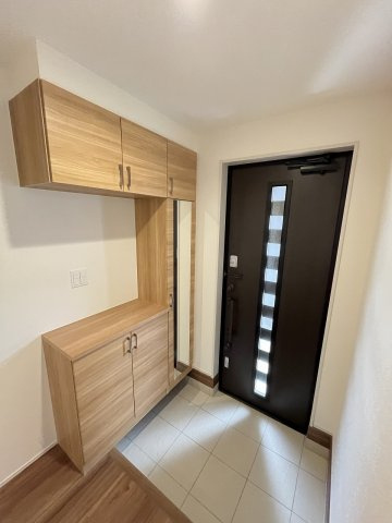 【玄関】 | 福岡市博多区南八幡町1丁目　2号棟（全3棟）【仲介手数料無料・0円】 | 施工例。施工例は完成時と異なる場合があります。