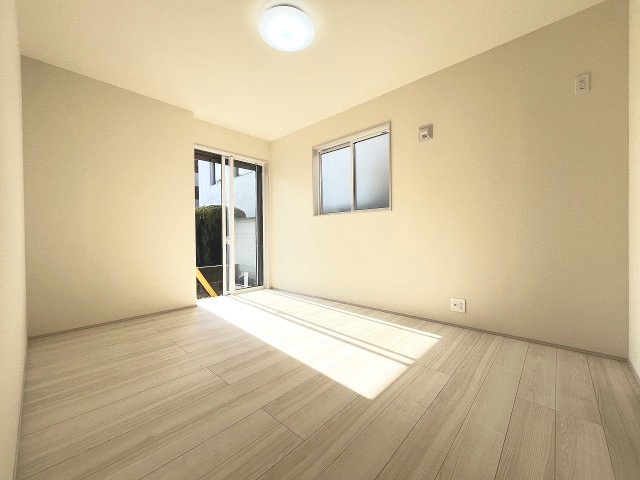 【寝室】 | 福岡市博多区南八幡町1丁目　3号棟（全3棟）【仲介手数料無料・0円】 | 現地写真。1階主寝室です。