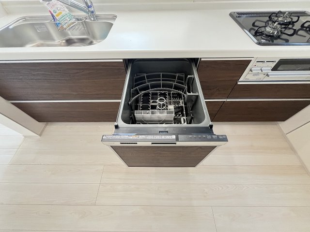 【キッチン】 | 福岡市博多区南八幡町1丁目　3号棟（全3棟）【仲介手数料無料・0円】 | 現地写真。食洗器が付いてます。