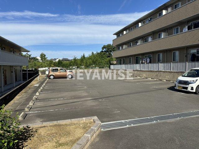 ニューハイツタリカドEの駐車場