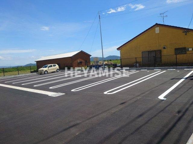 ロードサイド高来の駐車場