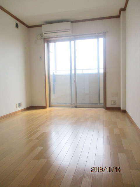 レステュディオの居間・リビング|明るい室内の8帖洋室