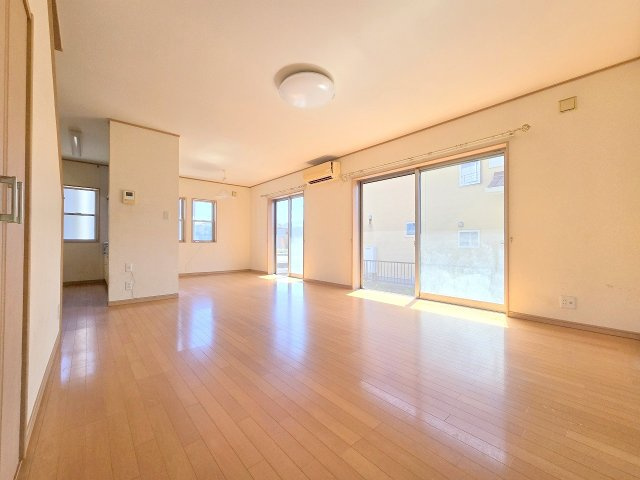 毛呂山町目白台2丁目　平成19年築中古戸建の居間・リビング