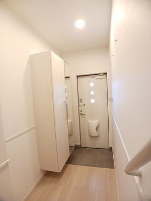 【玄関】 | ヒカルサ和歌山鳴神Ⅰ | 収納もある玄関です