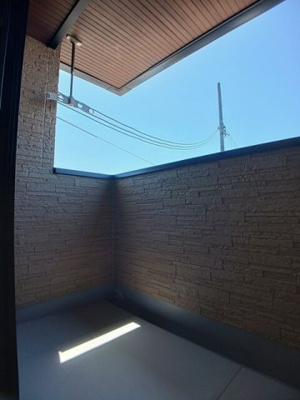 【バルコニー】 | ヒカルサ和歌山鳴神Ⅰ | 外からの目が気にならないバルコニーで洗濯物が干せます