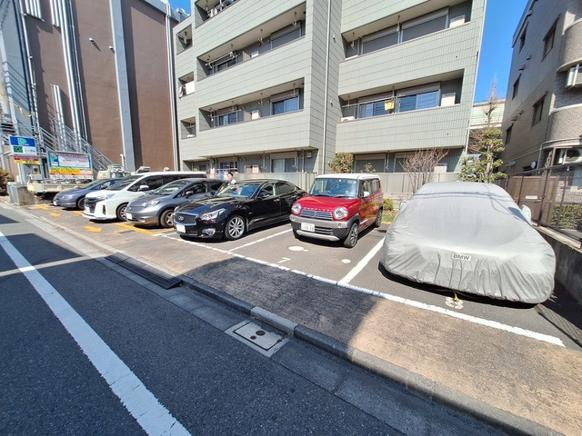 Grandeur. Iの駐車場
